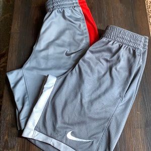 ☄️ Boys Nike Shorts Size M (10)